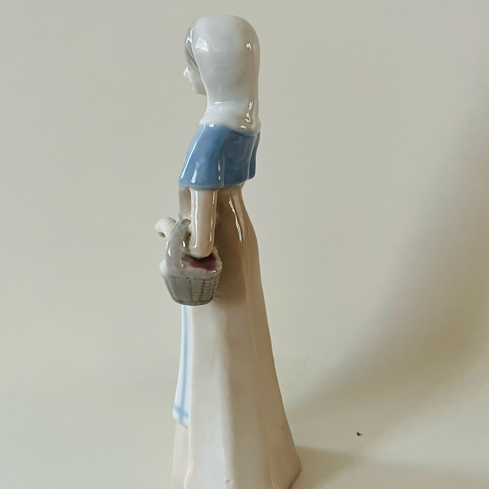 Elegant Blue and White Porcelain Figurine - Picture 4 of 10